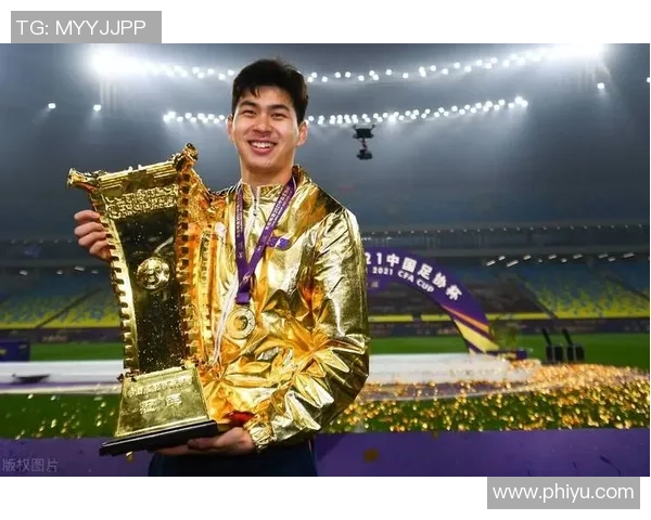 63岁足球明星重返赛场展现传奇风采引发球迷热议 63岁足球明星重返赛场展现传奇风采引发球迷热议